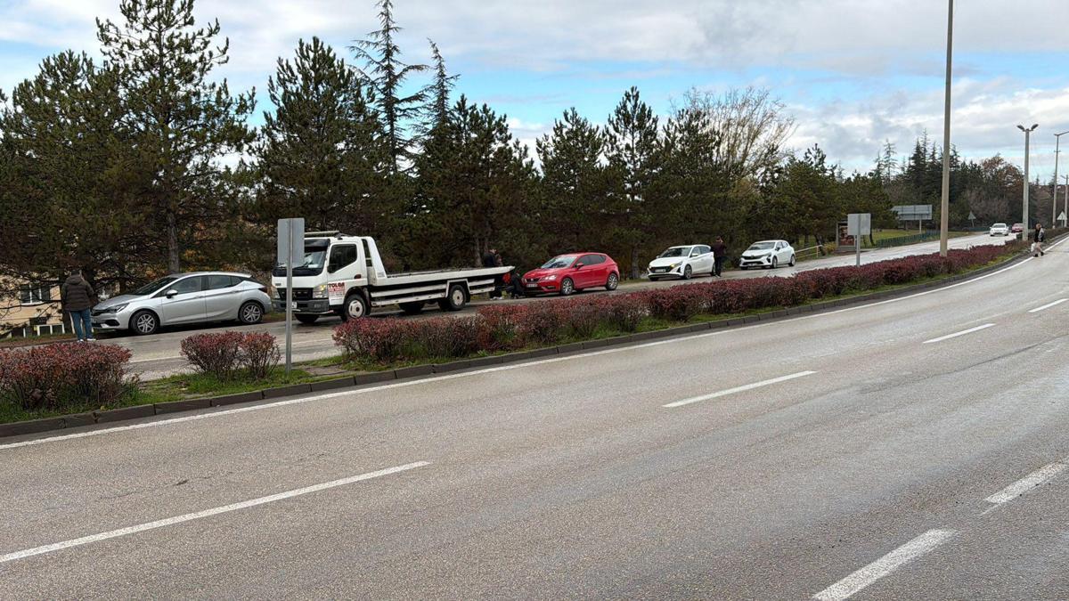 Yoluna karşına geçmek isteyen 2 yaya, iki otomobilin çarpması sonucu öldü