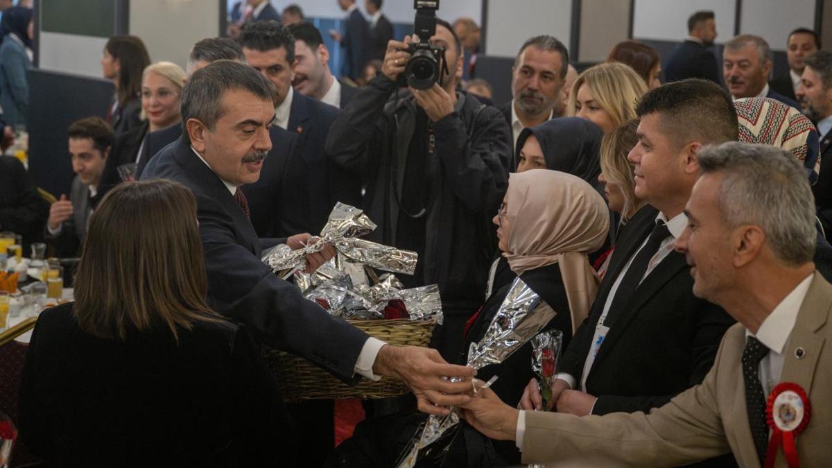 Bakan Tekin 81 ilden gelen öğretmenlerle buluştu