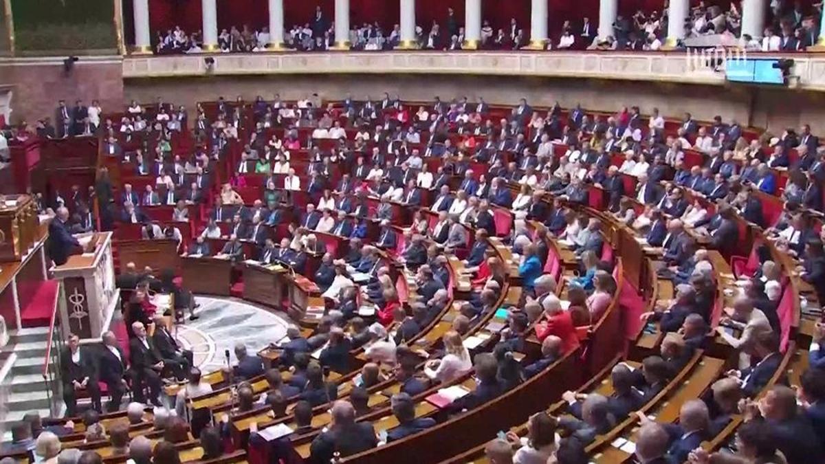 Fransa bütçe kriziyle kilitlendi