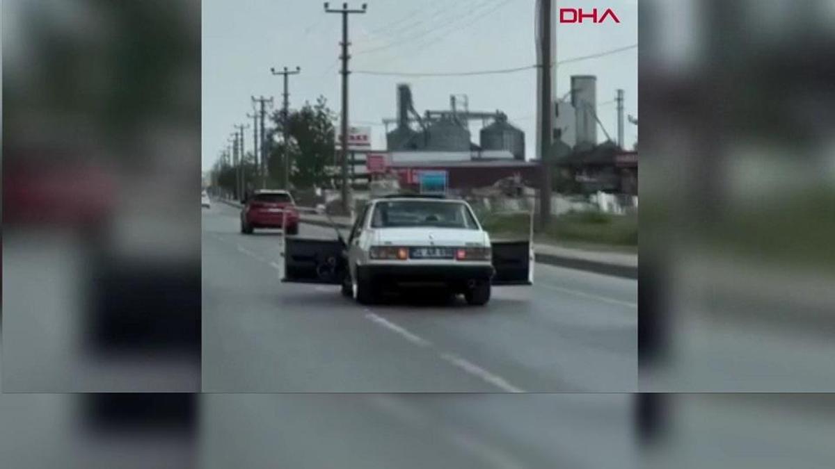 Kapı açık, müzik son ses! Trafikte tehlikeli yolculuk...