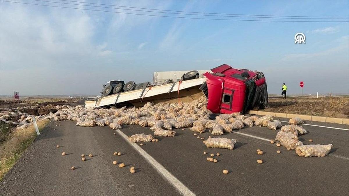 Diyarbakırda patates yüklü TIR devrildi