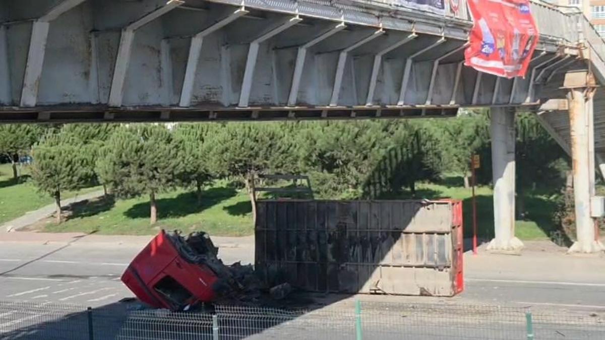 Avcılarda TIR üst geçide sıkıştı: 2 yaralı