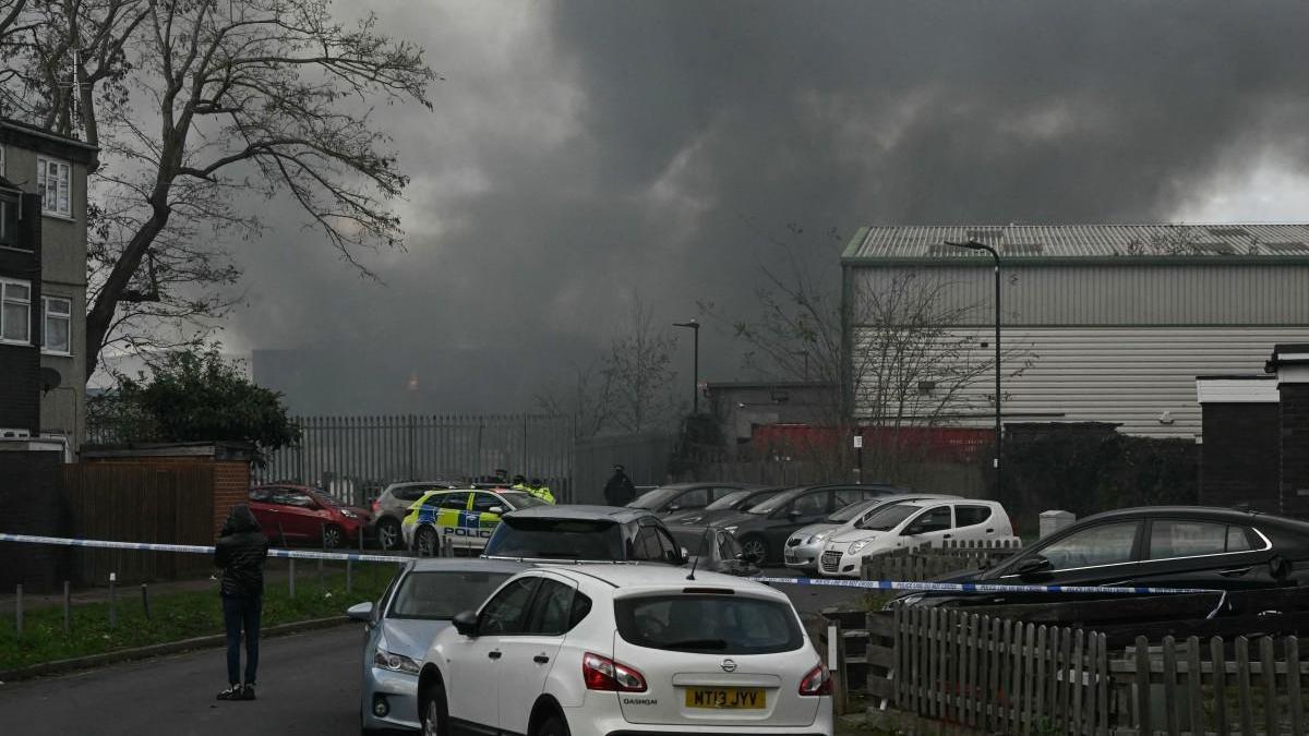 İngilterenin kalbinde depo yangını: Londrada çıkan yangına müdahale sürüyor