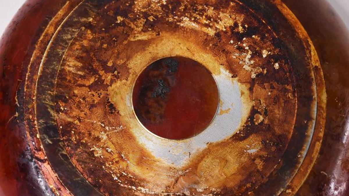 Yandı diye çöpe atmayın! İşte dibi tutmuş tavayı pırıl pırıl yapan o yöntemler