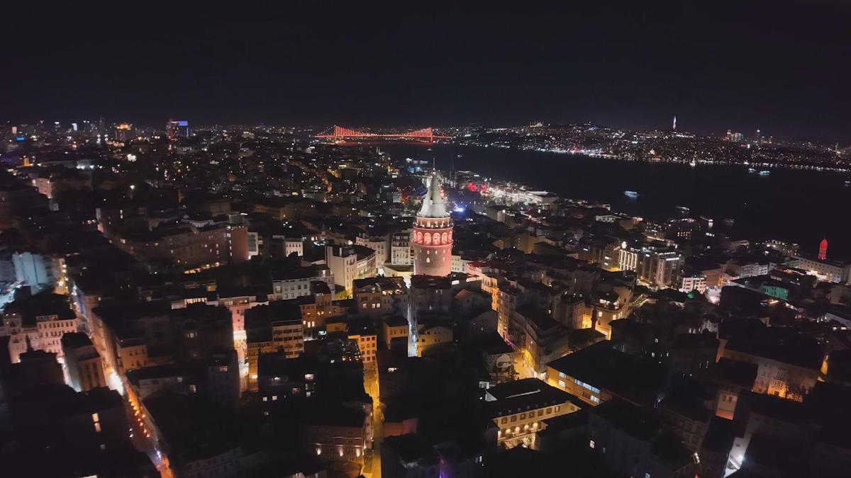 İstanbul - FSM Köprüsü ve Galata Kulesi 'Kadına Şiddetle Mücadele Günü' kapsamında turuncu renkle ışıklandırıldı