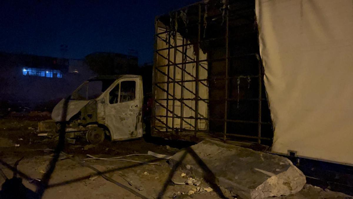 İzmirde atık yığını alev aldı; bir kamyonet kullan…