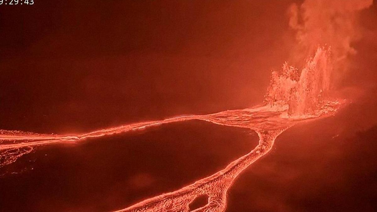 Kilauea Yanardağı'ndan lav şelalesi taşıyor!