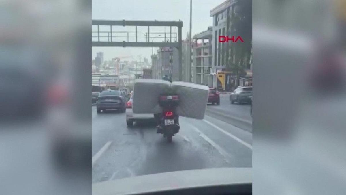 Trafikte tehlikeli anlar kamerada: Motosiklette yatak taşıdı!