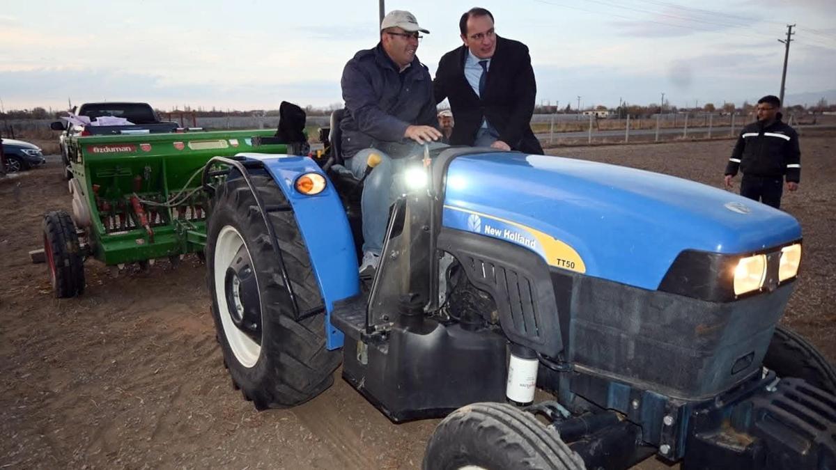 Kaymakam traktörle buğday ekti