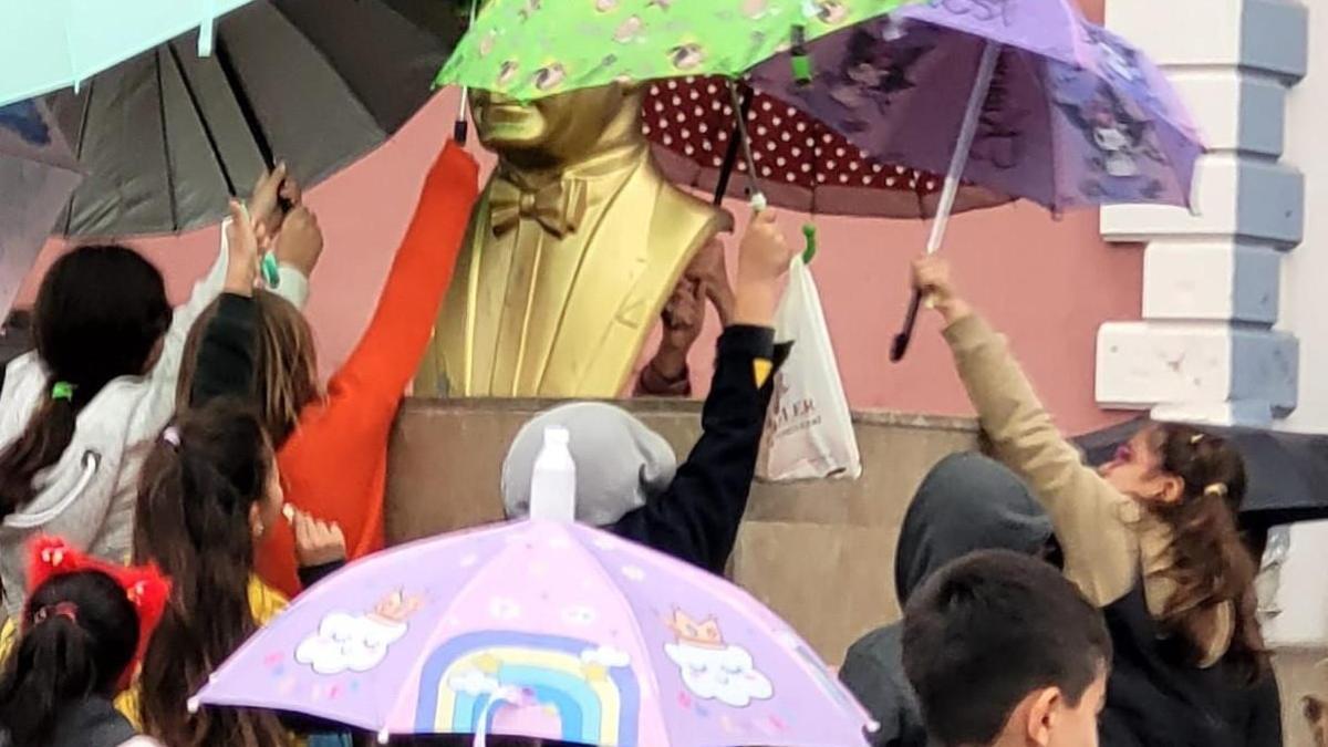 Öğrenciler yağmur altında Atatürk büstünü şemsiyeyle korudu