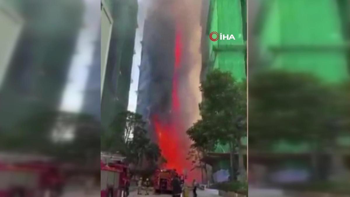 Hong Kong'da çok katlı binada dev yangın: Mahsur kalanlar var