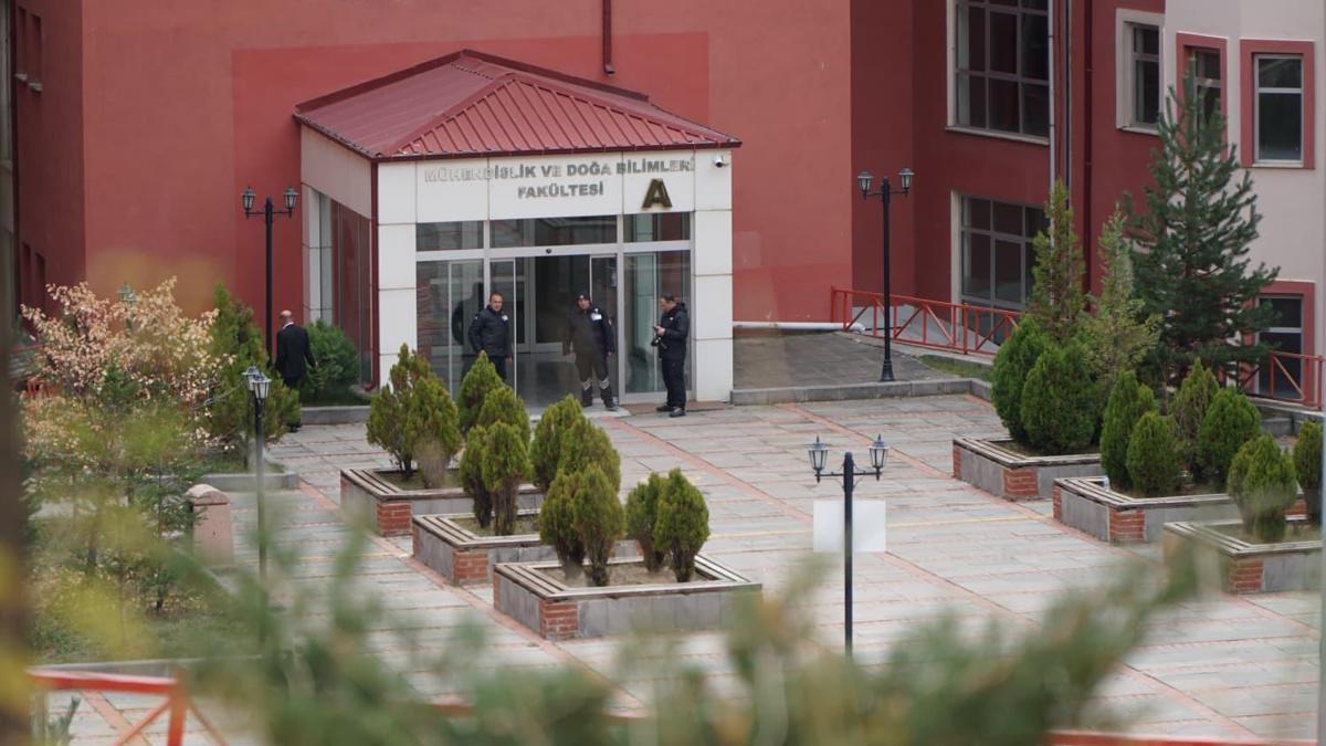Gümüşhane Üniversitesi'nde kadın memur silahla rehin alındı, ikna edilmeye çalışılıyor