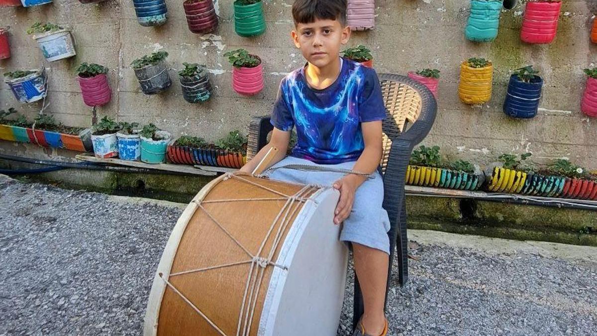 9 yaşındaki Eymen, düğünlerde davul çalıyor