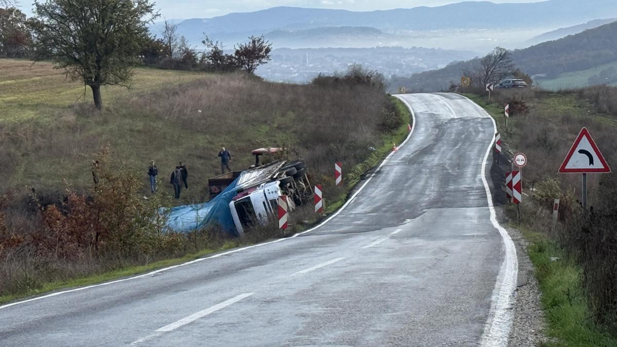 Çanakkale'de kamyon şarampole devrildi