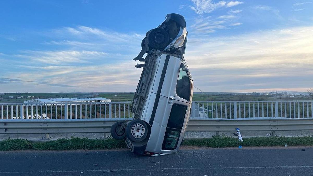 İLGİNÇ KAZA! Kaza yaptı, dik durdu