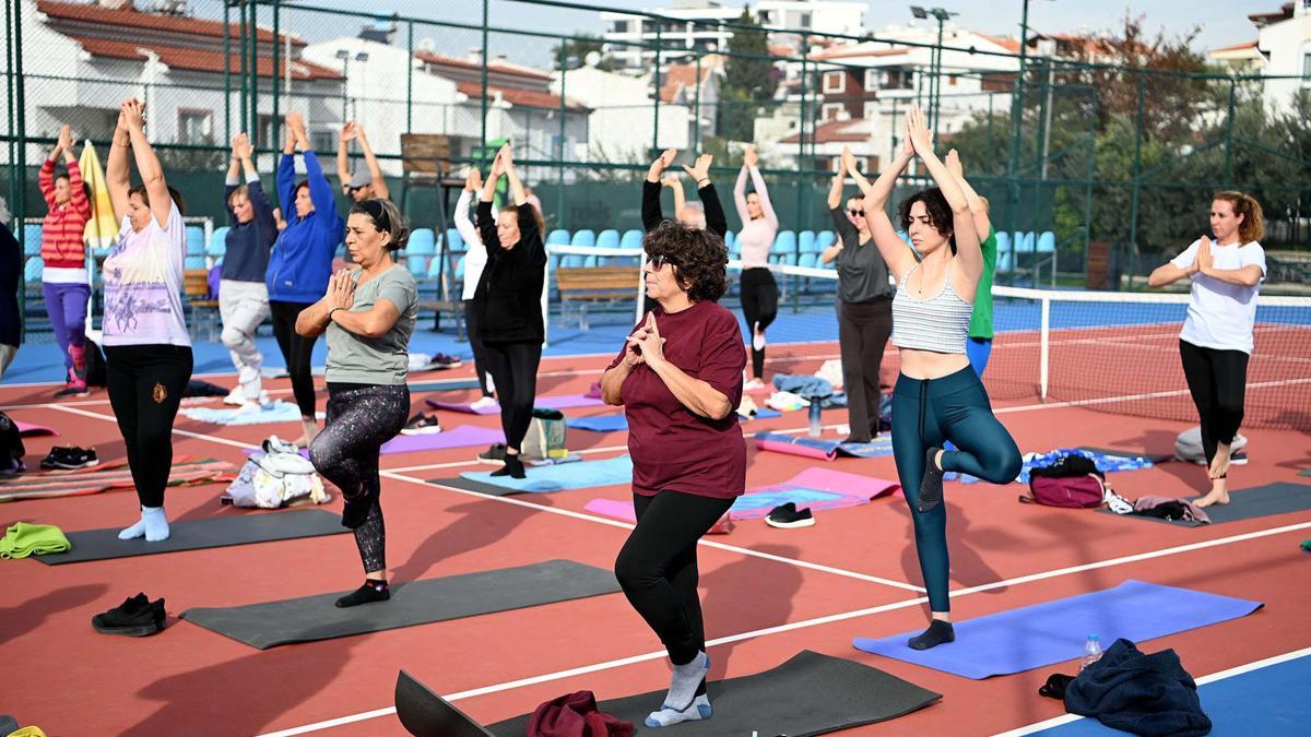 Kuşadalılar hep birlikte yoga yaptı