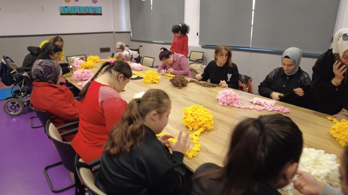 Özel gereksinimli çocuklar sevgi evlerindeki yaşıt…