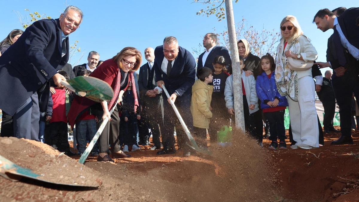 Gaziantep'te Yeşil Antep projesi kapsamında 120 ağaç dikildi