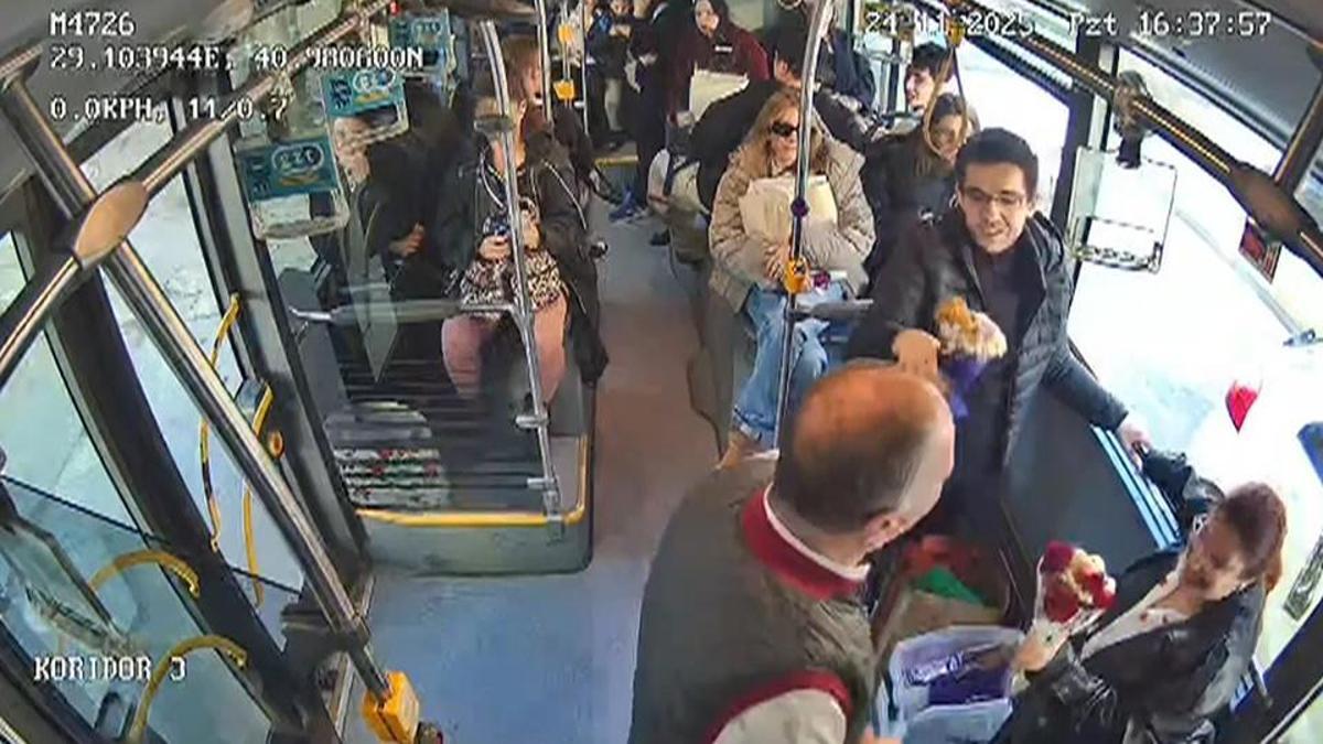 İETT şoföründen 24 Kasımda anlamlı davranış Yolda aldığı çiçekleri 2 öğretmene verdi