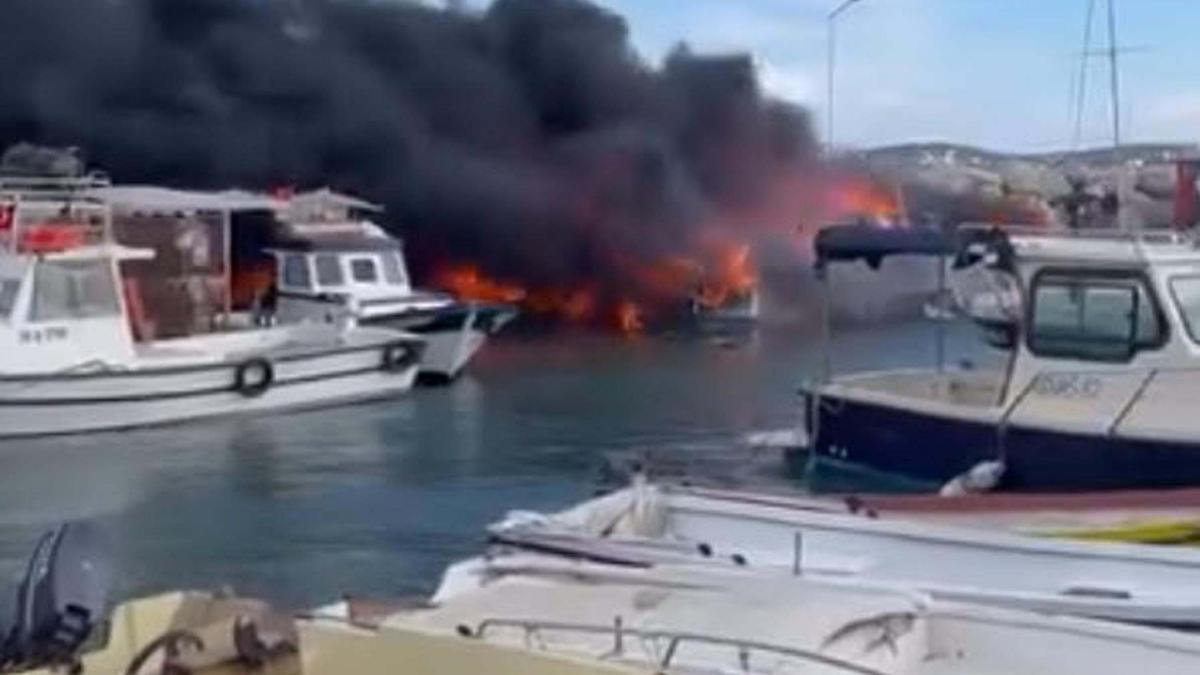 İzmir'de tekneler alev alev yandı