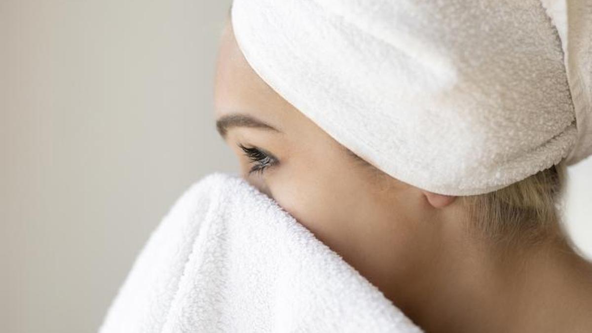 Cildi tahriş ediyor, kırışıklık oluşturuyor! İşte makyajı yanlış temizlemenin bilinmeyen maliyeti