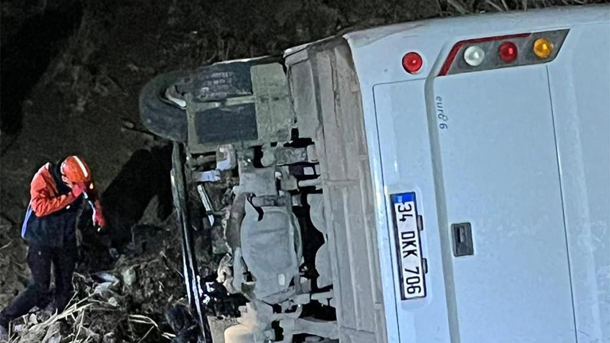 Siirt'te madenci servisi uçuruma yuvarlandı: 2'si ağır 15 işçi yaralandı