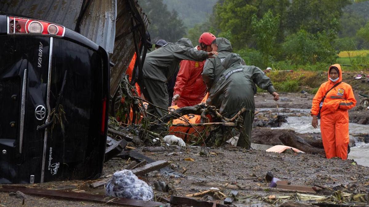 Endonezya'da bilanço ağırlaşıyor: 248 ölü