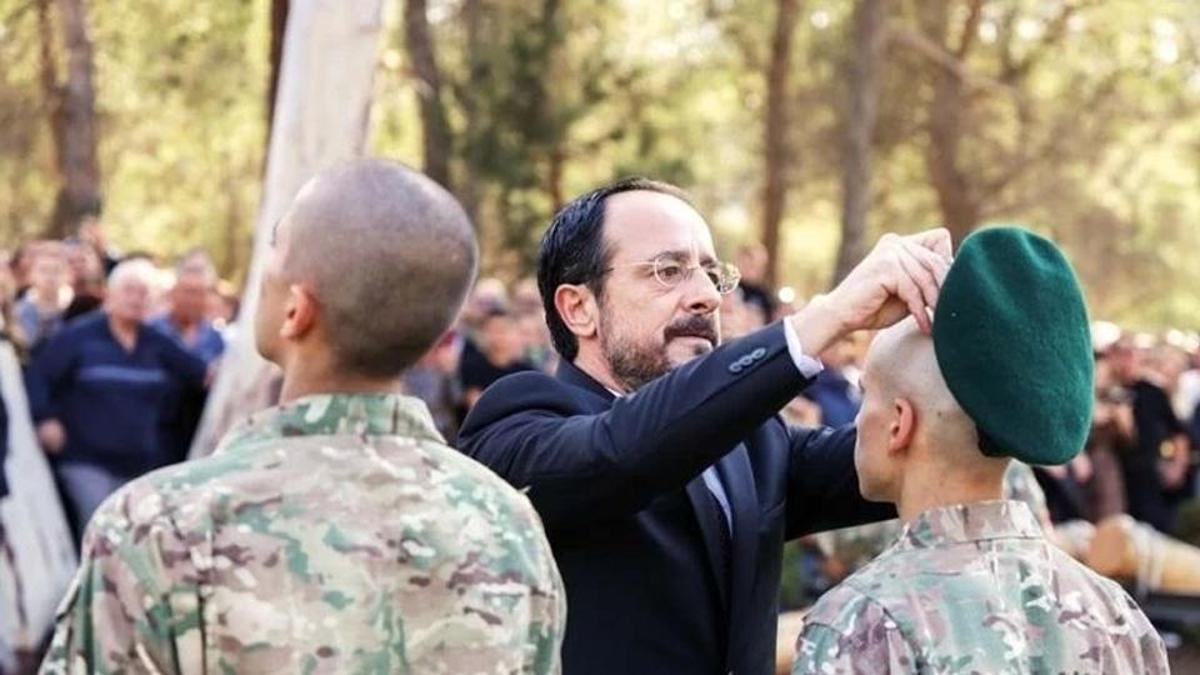 Rum komandolardan hadsiz provokasyon: Magosaya Döneceğiz sloganları! Yeşil berelerini Hristodulidis taktı