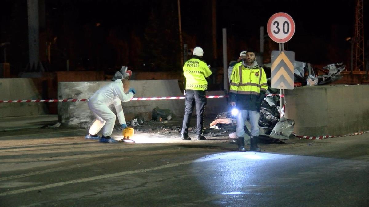 İstanbul - Tuzlada otomobiliyle gişelere çarpan asistan doktor hayatını kaybetti