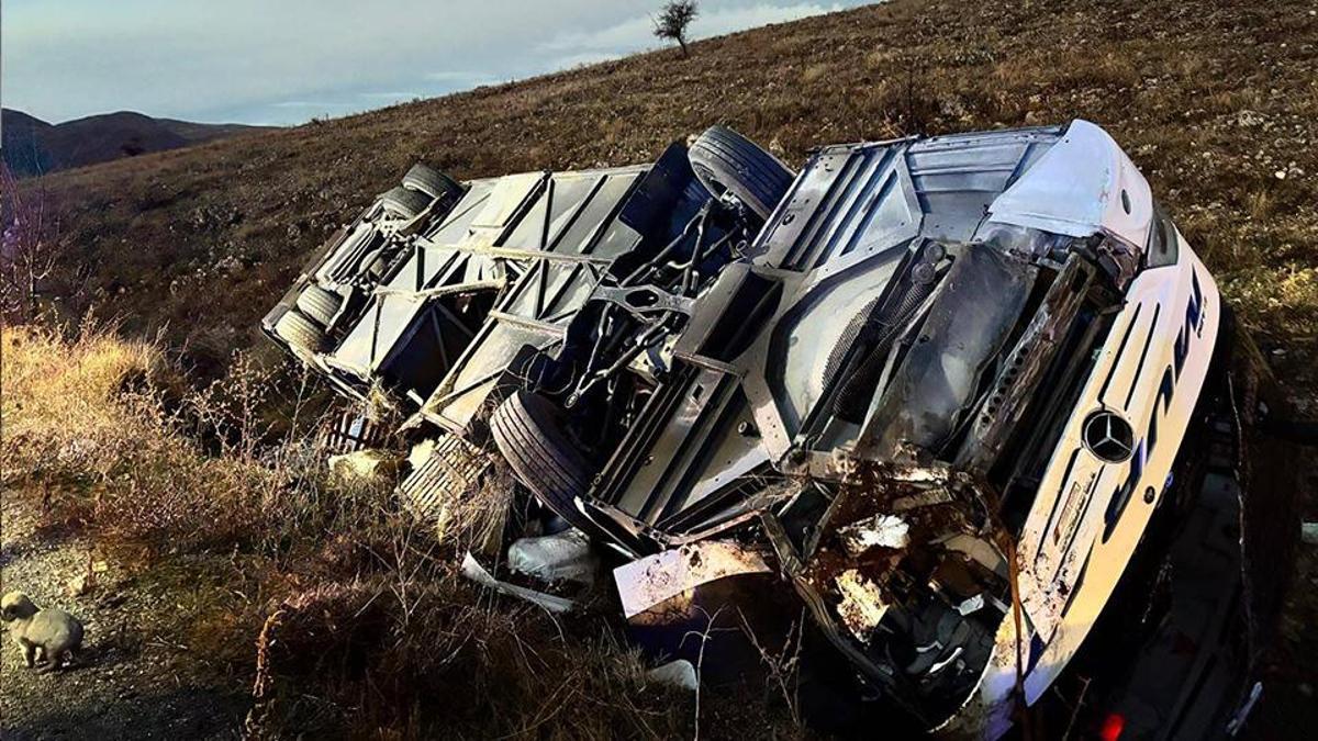 Afyonkarahisar'da feci kaza: 2 ölü, 21 yaralı