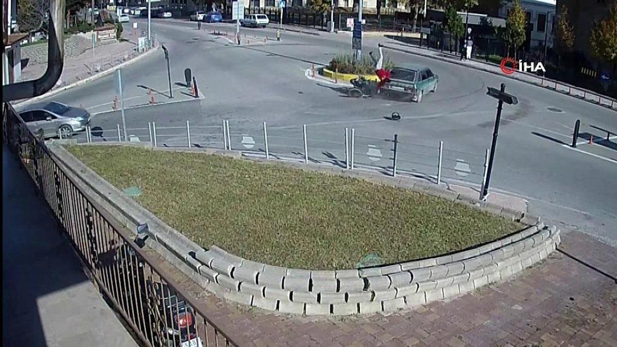 Bir garip motosiklet kazası: Araçla takla attı, ayakkabılarını giyip gitti
