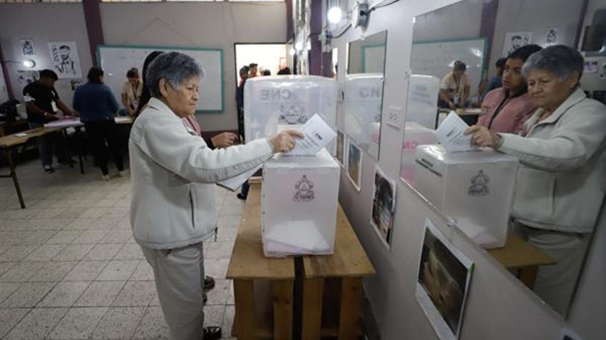 Honduras'ta devlet başkanı seçimi için oy kullanma işlemi başladı