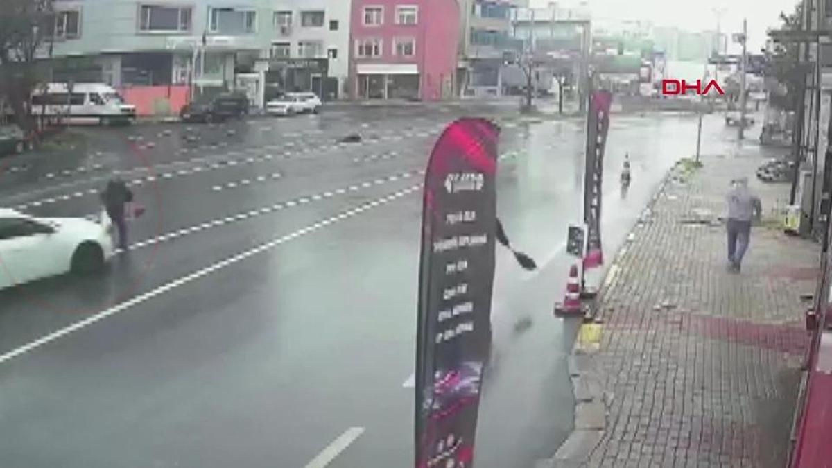 Aracın çarptığı yaya 24 metre savruldu