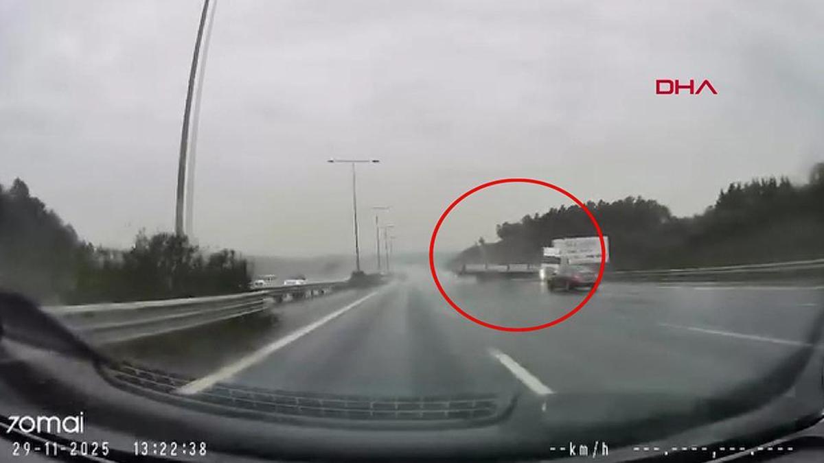 İstanbulda seyir halindeki TIR şarampole uçtu