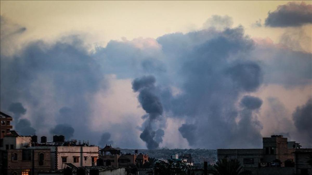 İsrail, Gazze'nin güneyini vurdu: Helikopterden ateş açıldı!