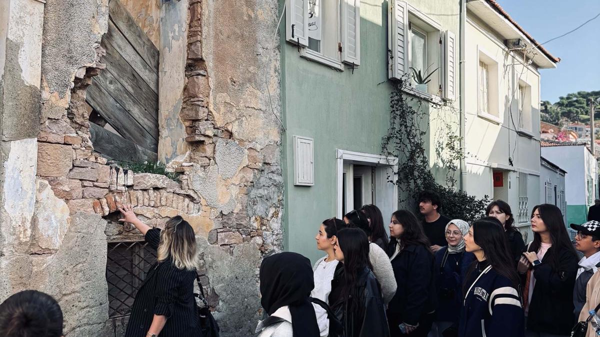 Üniversiteliler Ayvalık'ta taş yapıların korunmasını araştırdı