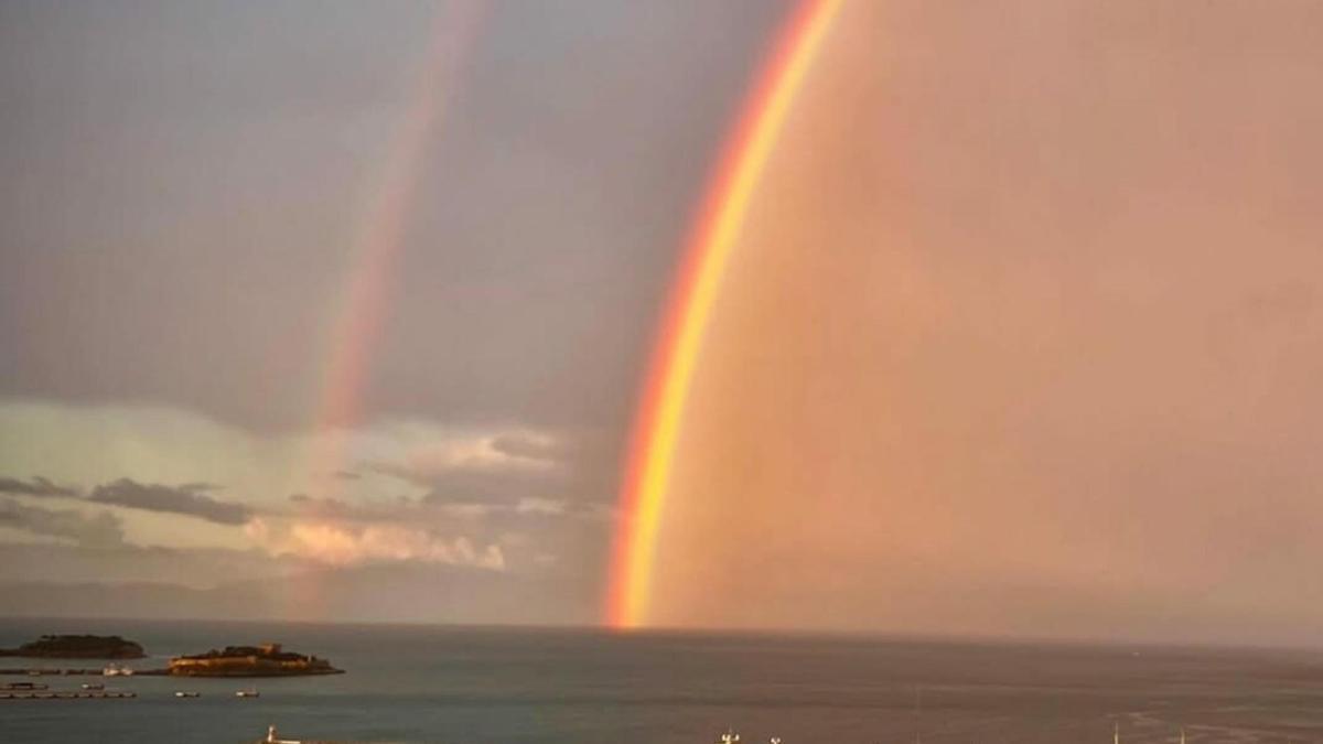 Kuşadasında yağmur sonrası denizin üzerinde gökkuşağı oluştu
