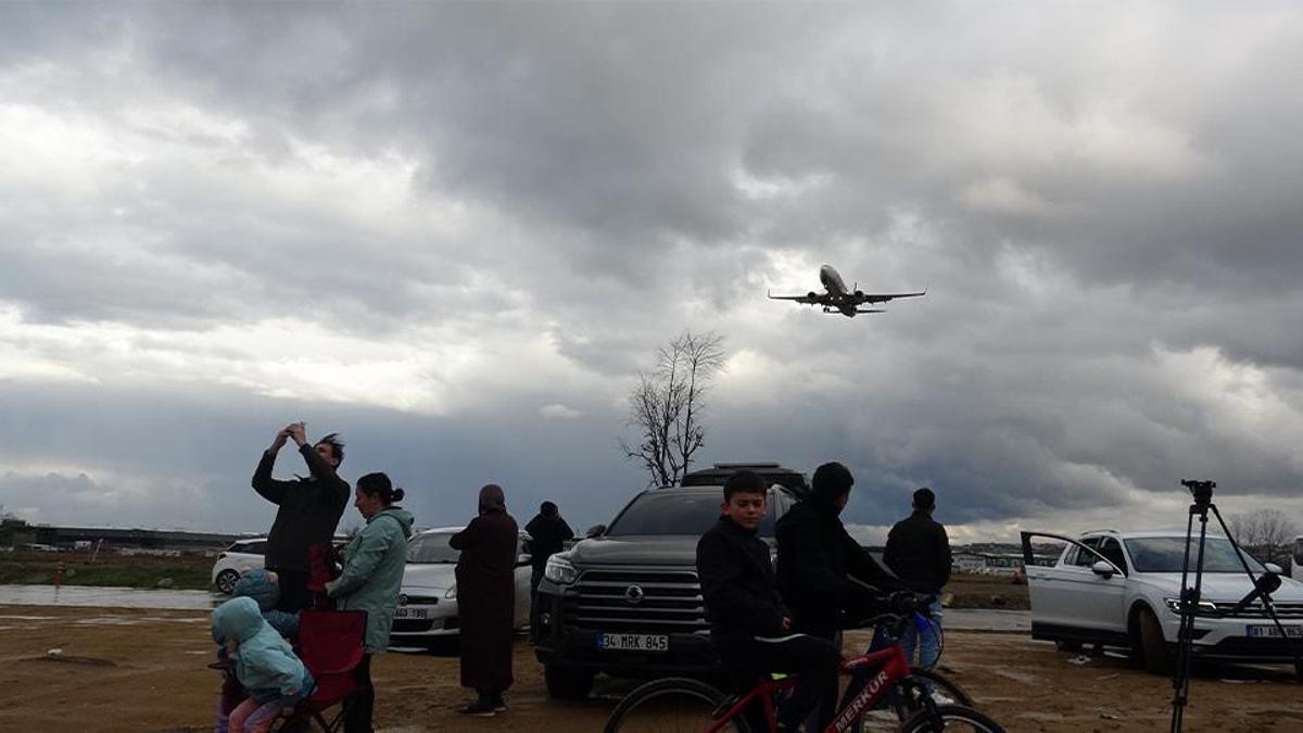 Ziyaretçi akınına uğruyor! Sabiha Gökçen pistindeki seyir terasına yoğun ilgi