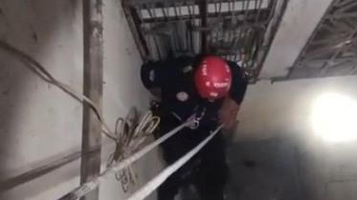 Kayseri itfaiyesi, havalandırma boşluğunda mahsur kalan kediyi kurtardı