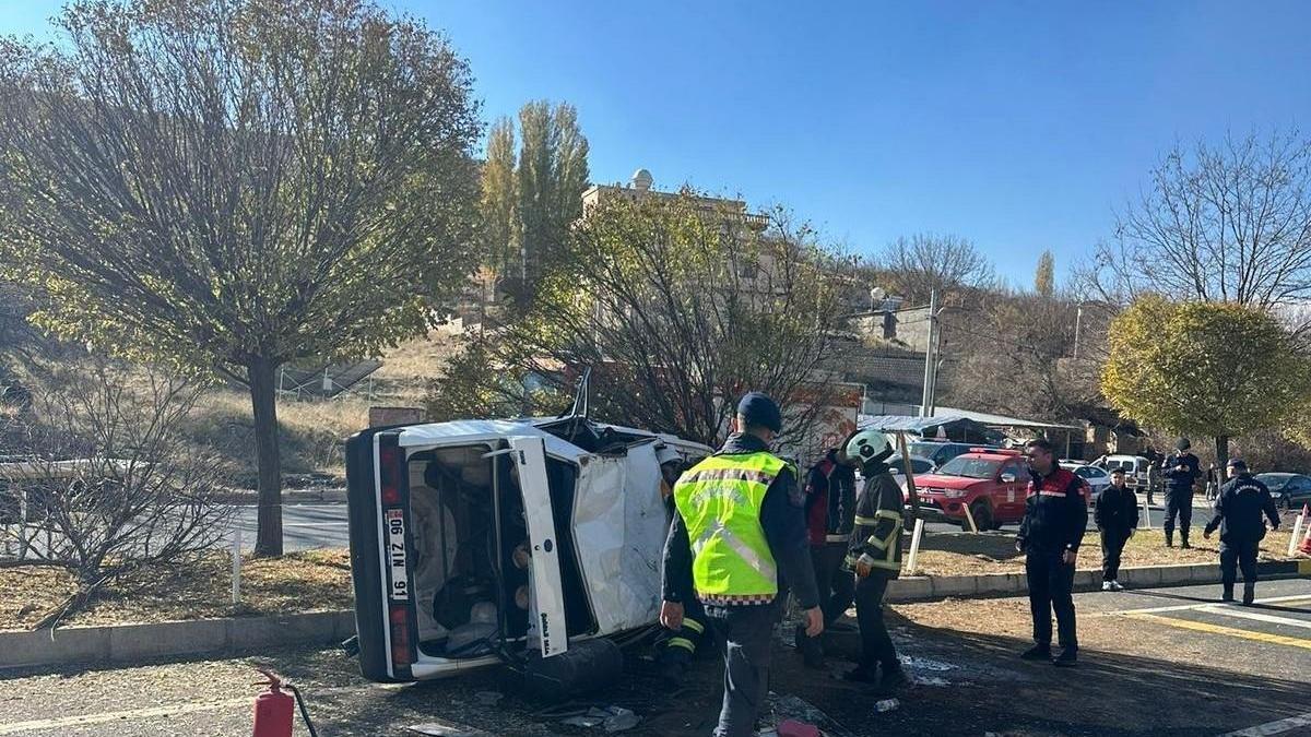 Mardinde devrilen otomobildeki 3 kişi yaralandı