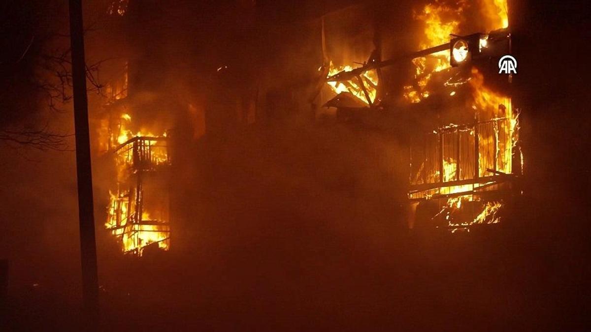 Rusya Ukrayna'da yerleşim yerini vurdu: Evler alev alev yandı!