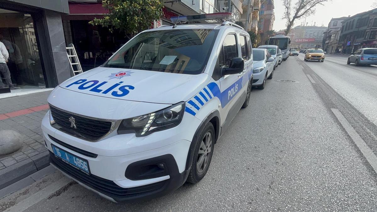 Bursanın tarihi Arap Şükrü Sokağında esnafa 'kaldırım işgali' uyarısı