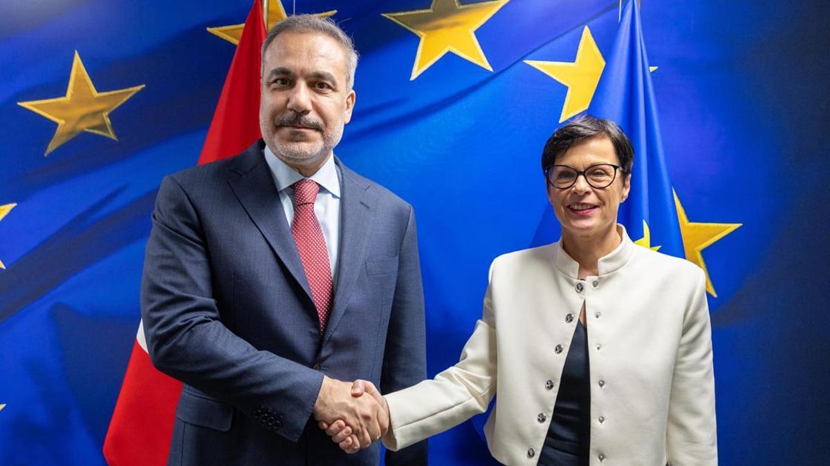 Dışişleri Bakanı Hakan Fidan, Belçika’da AB Komiseri Kos ile görüştü