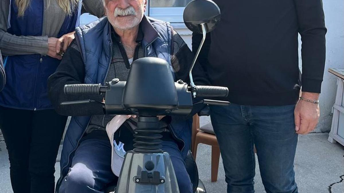 Ulaş'ta 2 engeliye akülü araç hediye edildi