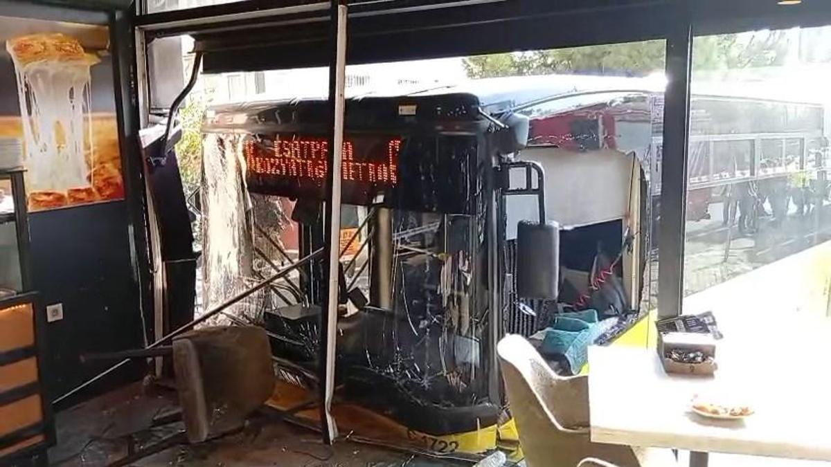 Otomobil ile çarpışan İETT otobüsü börekçiye daldı