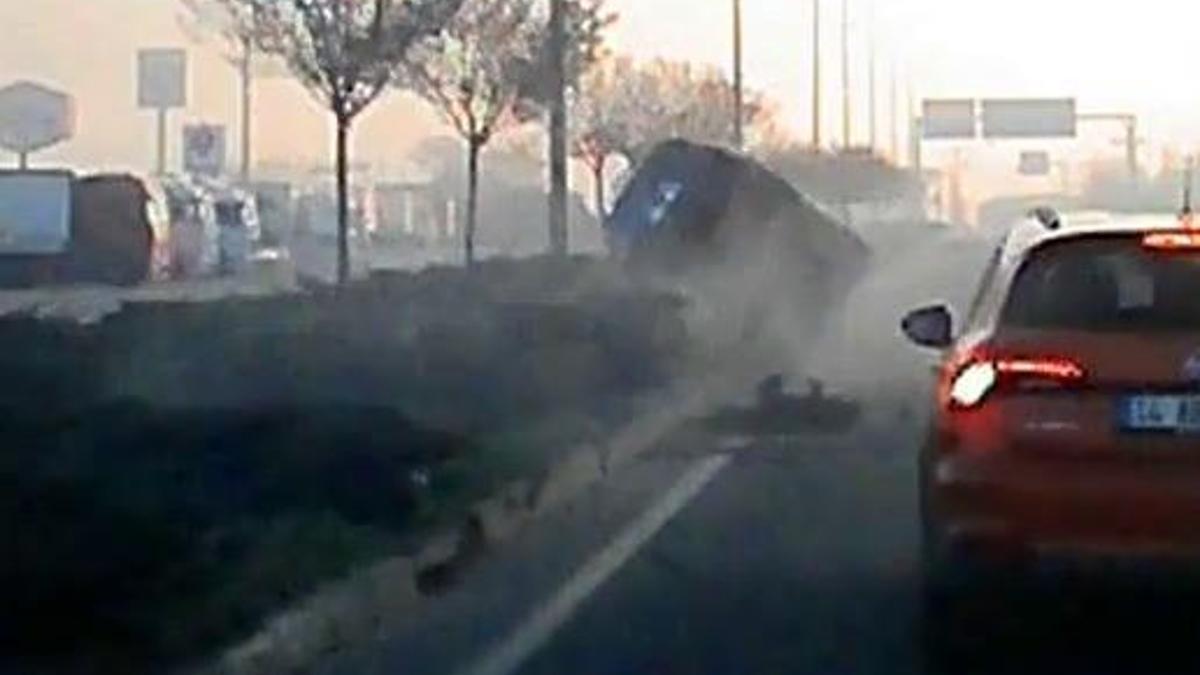 Yine makas terörü: Çarptığı otomobil devrildi! Kaza kamerada