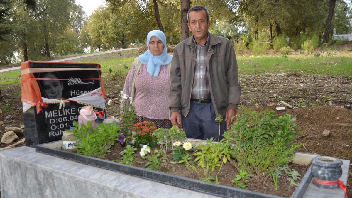 Kızının mezarındaki çiçekleri çalanlardan şikayetçi oldu