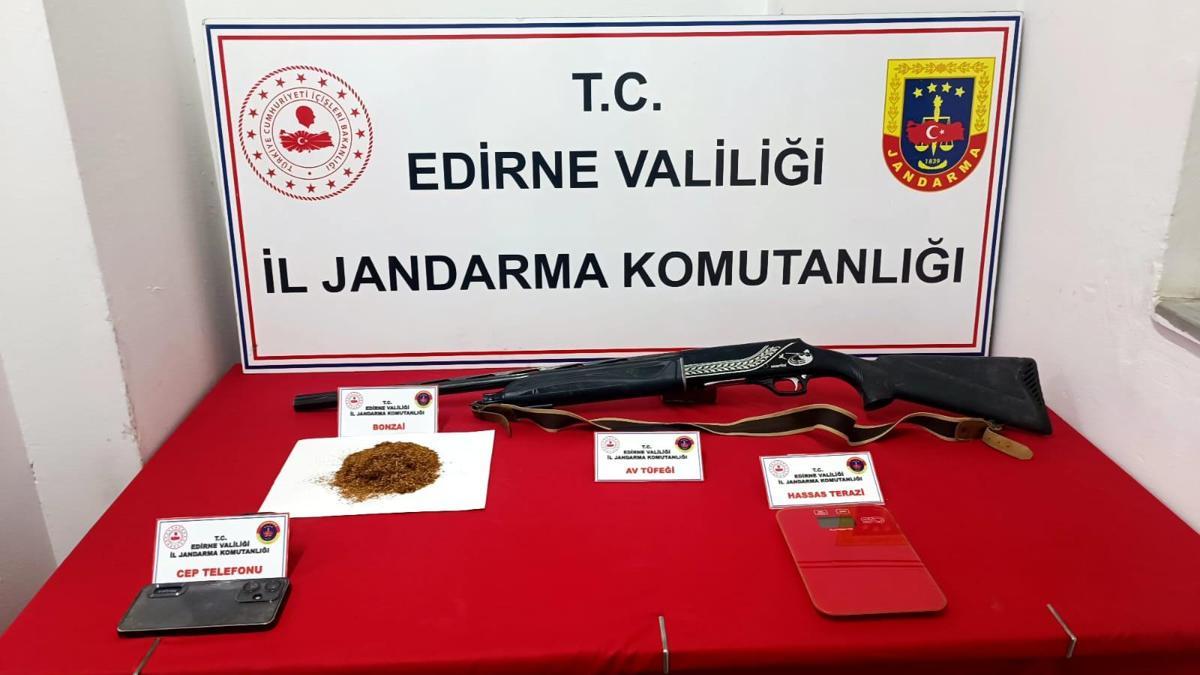 Edirnede 2 evde yapılan aramada uyuşturucu ve silah ele geçirildi