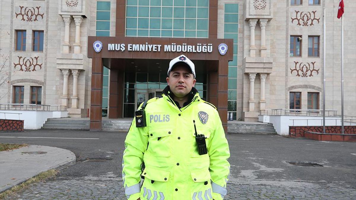 Kuryenin elleri, izleyenlerin yürekleri ısındı: Polisin o hareketi sanal medyada gündem oldu