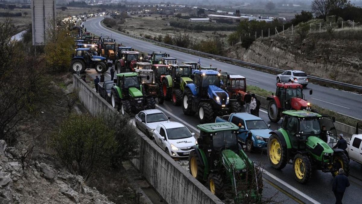 Yunanistanda çiftçi isyanı büyüyor: Traktörlerle y…